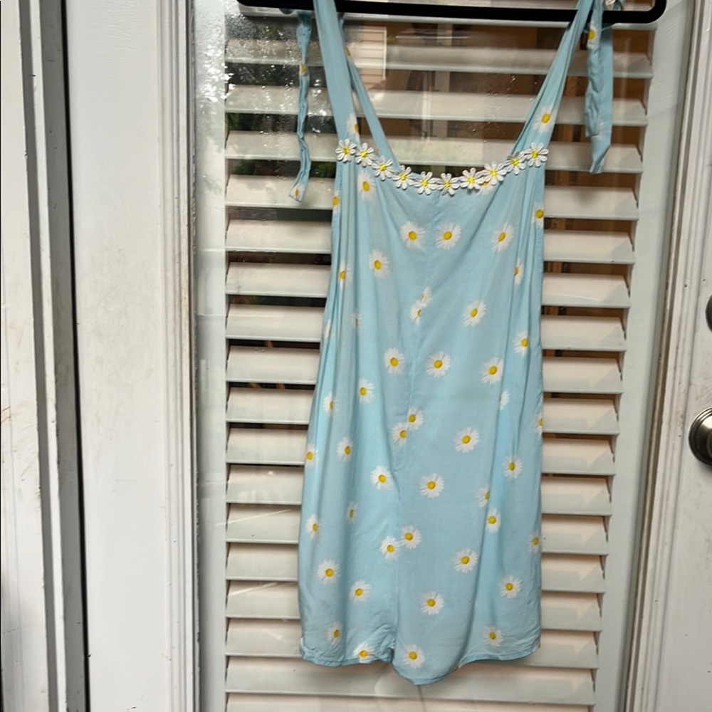 Tularosa Blue and White with Floral daisy Print